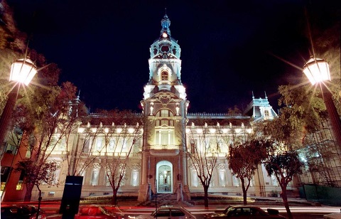 Bahía Blanca es una ciudad de Argentina situada al sur de la provincia de Buenos Aires en la región pampeana aunque a pocos kilómetros del límite con la región patagónica. Cuenta con un puerto comercial de aguas profundas sobre el mar Argentino.